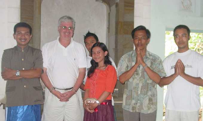 080 NIGEL KIRWAN.jpg - Five Bali Transcendental Meditation Teachers, newly celebrated members of the board to focus on Consciousness-Based Education, stand with a guest on the Indonesia tour of Raja Willem and Lidewij.